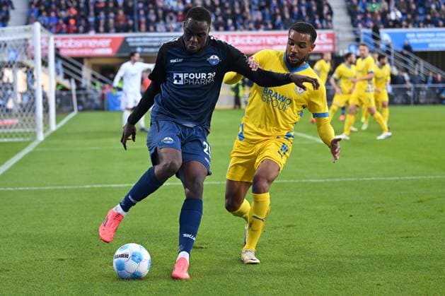 Paderborn, Home Deluxe Arena, 03.11.24, GER, Herren, 2.Bundesliga, Saison 2024-2025, SC Paderborn 07 - Eintracht Braunschweig Bild: v.li. im Zweikampf Ilyas ANSAH (Paderborn) und Leon BELL BELL (Braunschweig) Only for editorial use! DFL regulations prohibit any use of photographs as image sequences and or quasi-video. NRW Deutschland