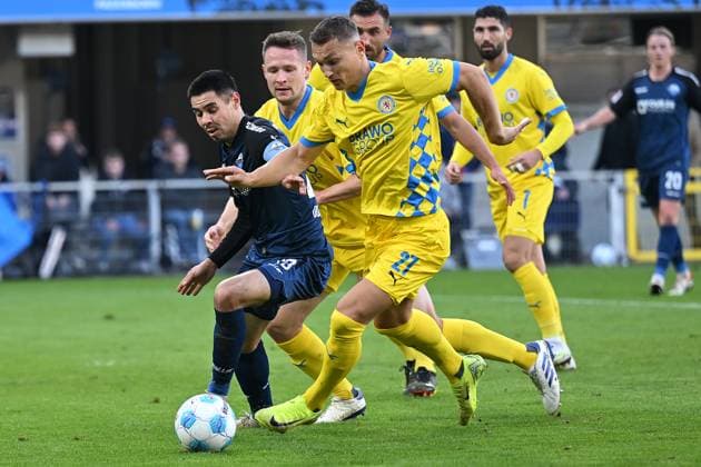 Paderborn, Home Deluxe Arena, 03.11.24, GER, Herren, 2.Bundesliga, Saison 2024-2025, SC Paderborn 07 - Eintracht Braunschweig Bild: v.li. im Zweikampf Raphael OBERMAIR (Paderborn) und Sven KOEHLER (Braunschweig) Only for editorial use! DFL regulations prohibit any use of photographs as image sequences and or quasi-video. NRW Deutschland