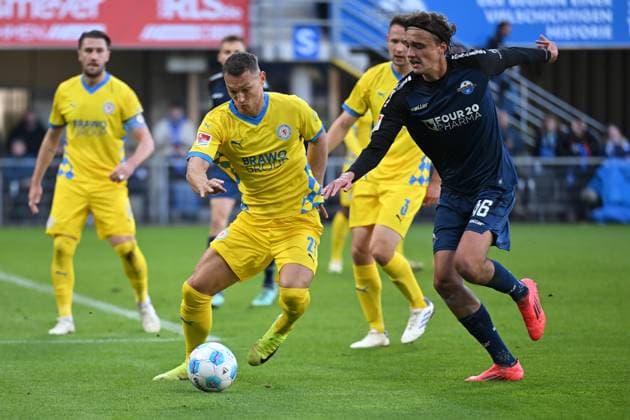 Paderborn, Home Deluxe Arena, 03.11.24, GER, Herren, 2.Bundesliga, Saison 2024-2025, SC Paderborn 07 - Eintracht Braunschweig Bild: v.li. im Zweikampf Sven KOEHLER (Braunschweig) und Luis ENGELNS (Paderborn) Only for editorial use! DFL regulations prohibit any use of photographs as image sequences and or quasi-video. NRW Deutschland