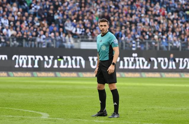 GER, 2. Liga, Hamburger SV vs. 1. FC Nuernberg 03.11.2024, Volksparkstadion, Hamburg, GER, 2. Liga, Hamburger SV vs. 1. FC Nuernberg im Bild picture shows Einzelaktion Aktion. Ganze Figur. Einzeln. Freisteller. Schiedsrichter Tom Bauer