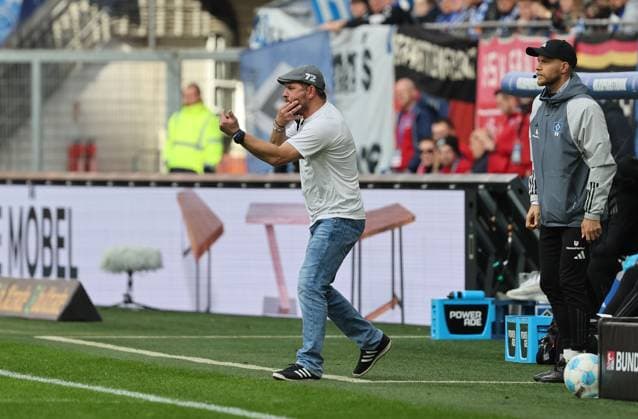 GER, 2. Liga, Hamburger SV vs. 1. FC Nuernberg 03.11.2024, Volksparkstadion, Hamburg, GER, 2. Liga, Hamburger SV vs. 1. FC Nuernberg im Bild picture shows Coachingzone Seitenlinie Trainerbereich Technische Zone.Trainer Steffen Baumgart (Hamburger SV) gibt Handzeichen