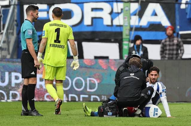 GER, 2. Liga, Hamburger SV vs. 1. FC Nuernberg 03.11.2024, Volksparkstadion, Hamburg, GER, 2. Liga, Hamburger SV vs. 1. FC Nuernberg im Bild picture shows Verletzt Verletzung Schmerzen. Ludovit Reis (Hamburger SV 14) wird versorgt links Schiedsrichter Tom Bauer und Torwart Daniel Heuer Fernandes (Hamburger SV 01)
