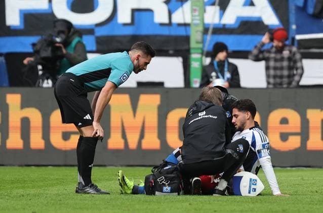 GER, 2. Liga, Hamburger SV vs. 1. FC Nuernberg 03.11.2024, Volksparkstadion, Hamburg, GER, 2. Liga, Hamburger SV vs. 1. FC Nuernberg im Bild picture shows Verletzt Verletzung Schmerzen. Ludovit Reis (Hamburger SV 14) wird versorgt links Schiedsrichter Tom Bauer