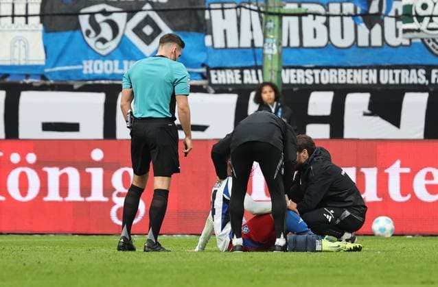 GER, 2. Liga, Hamburger SV vs. 1. FC Nuernberg 03.11.2024, Volksparkstadion, Hamburg, GER, 2. Liga, Hamburger SV vs. 1. FC Nuernberg im Bild picture shows Verletzt Verletzung Schmerzen. Ludovit Reis (Hamburger SV 14) wird versorgt limks Schiedsrichter Tom Bauer