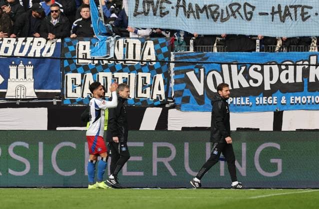 GER, 2. Liga, Hamburger SV vs. 1. FC Nuernberg 03.11.2024, Volksparkstadion, Hamburg, GER, 2. Liga, Hamburger SV vs. 1. FC Nuernberg im Bild picture shows Verletzt Verletzung Schmerzen. Ludovit Reis (Hamburger SV 14) verlaesst den Platz