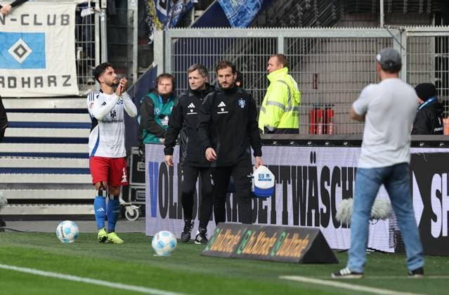 GER, 2. Liga, Hamburger SV vs. 1. FC Nuernberg 03.11.2024, Volksparkstadion, Hamburg, GER, 2. Liga, Hamburger SV vs. 1. FC Nuernberg im Bild picture shows Verletzt Verletzung Schmerzen. Ludovit Reis (Hamburger SV 14) verlaesst den Platz
