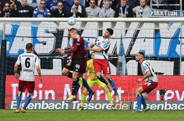 GER, 2. Liga, Hamburger SV vs. 1. FC Nuernberg 03.11.2024, Volksparkstadion, Hamburg, GER, 2. Liga, Hamburger SV vs. 1. FC Nuernberg im Bild picture shows Zweikampf Kopfball. Kopfballduell zwischen Davie Selke (Hamburger SV 27) und Ondrej Karafiat (1.FC Nuernberg 44) rechts Daniel Elfadli (Hamburger SV 08)