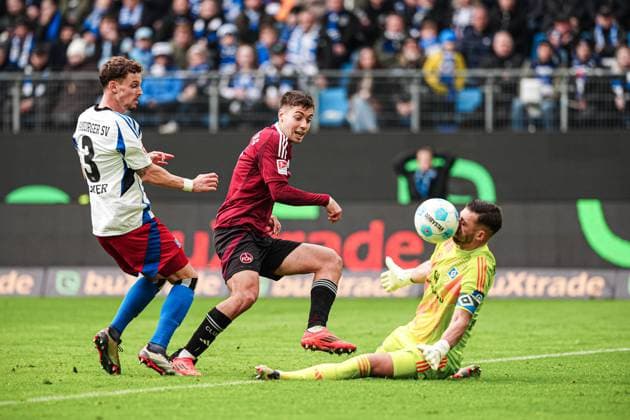 Torschuss Torchance Stefanos Tzimas (1. FC Nuernberg, 09), Daniel Heuer Fernandes (Hamburger SV, 01) haelt GER, Hamburger SV vs. 1. FC Nuernberg, Fussball, 2. Bundesliga, Spieltag 11, Saison 2024 2025, 03.11.2024 DFL REGULATIONS PROHIBIT ANY USE OF PHOTOGRAPHS AS IMAGE SEQUENCES AND OR QUASI-VIDEO GER, Hamburger SV vs. 1. FC Nuernberg, Fussball, 2. Bundesliga, Spieltag 11, Saison 2024 2025, 03.11.2024 Hamburg