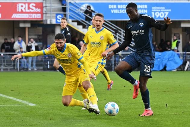 Paderborn, Home Deluxe Arena, 03.11.24, GER, Herren, 2.Bundesliga, Saison 2024-2025, SC Paderborn 07 - Eintracht Braunschweig Bild: v.li. im Zweikampf Fabio KAUFMANN (Braunschweig) und Ilyas ANSAH (Paderborn) Only for editorial use! DFL regulations prohibit any use of photographs as image sequences and or quasi-video. NRW Deutschland