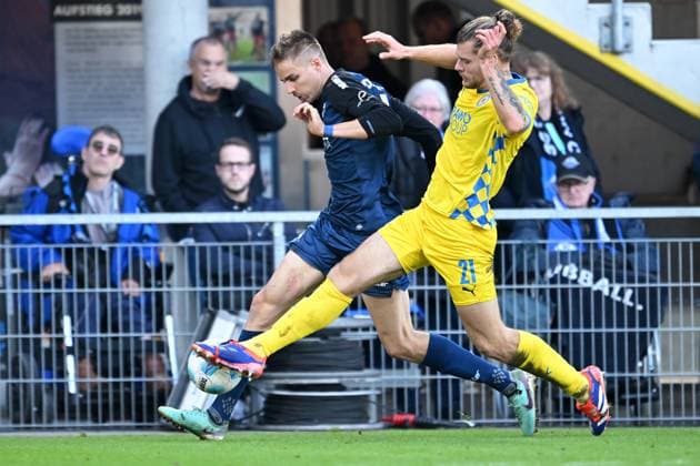 Paderborn, Home Deluxe Arena, 03.11.24, GER, Herren, 2.Bundesliga, Saison 2024-2025, SC Paderborn 07 - Eintracht Braunschweig Bild: v.li. im Zweikampf Filip BILBIJA (Paderborn) und Kevin EHLERS (Braunschweig) Only for editorial use! DFL regulations prohibit any use of photographs as image sequences and or quasi-video. NRW Deutschland