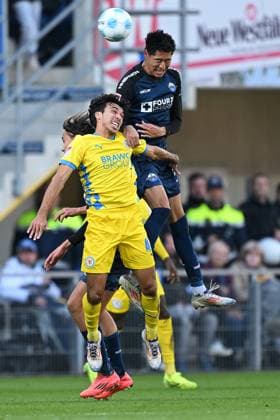 Paderborn, Home Deluxe Arena, 03.11.24, GER, Herren, 2.Bundesliga, Saison 2024-2025, SC Paderborn 07 - Eintracht Braunschweig Bild: v.li. im Zweikampf Johan GOMEZ (Braunschweig) und Santiago CASTANEDA (Paderborn) im Kopfball, Kopfballduell Only for editorial use! DFL regulations prohibit any use of photographs as image sequences and or quasi-video. NRW Deutschland