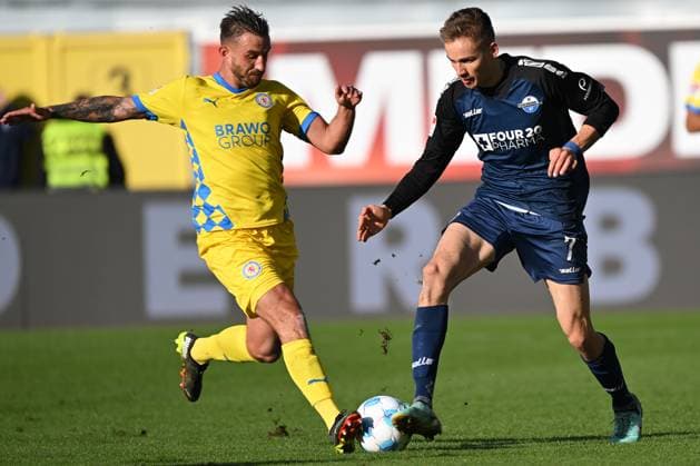 Paderborn, Home Deluxe Arena, 03.11.24, GER, Herren, 2.Bundesliga, Saison 2024-2025, SC Paderborn 07 - Eintracht Braunschweig Bild: v.li. im Zweikampf Robin KRAUSSE (Braunschweig) und Filip BILBIJA (Paderborn) Only for editorial use! DFL regulations prohibit any use of photographs as image sequences and or quasi-video. NRW Deutschland
