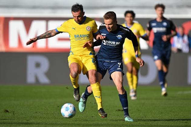 Paderborn, Home Deluxe Arena, 03.11.24, GER, Herren, 2.Bundesliga, Saison 2024-2025, SC Paderborn 07 - Eintracht Braunschweig Bild: v.li. im Zweikampf Robin KRAUSSE (Braunschweig) und Filip BILBIJA (Paderborn) Only for editorial use! DFL regulations prohibit any use of photographs as image sequences and or quasi-video. NRW Deutschland