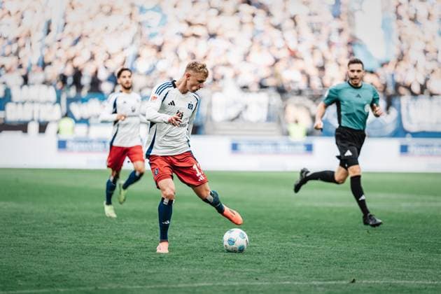 Fußball Männer Saison 2024 2025 2. Fußball-Bundesliga 11. Spieltag Hamburger SV vs. 1. FC Nürnberg 03.11.2024 Adam Karabec ( 17, HSV) spielt eine Torvorlage Hamburg Volksparkstadion Hamburg Deutschland