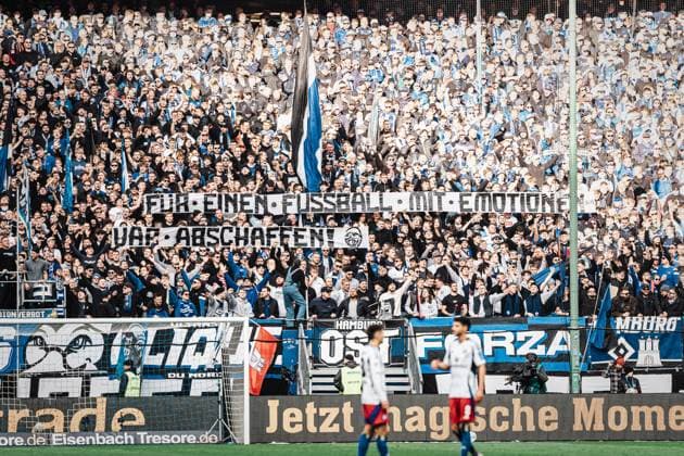 Fußball Männer Saison 2024 2025 2. Fußball-Bundesliga 11. Spieltag Hamburger SV vs. 1. FC Nürnberg 03.11.2024 Fans des HSV mit einem Transparent: Für Einen Fussball Mit Emotionen VAR Abschaffen Video Assist Hamburg Volksparkstadion Hamburg Deutschland
