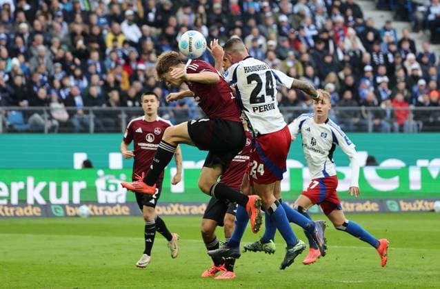 GER, 2. Liga, Hamburger SV vs. 1. FC Nuernberg 03.11.2024, Volksparkstadion, Hamburg, GER, 2. Liga, Hamburger SV vs. 1. FC Nuernberg im Bild picture shows Zweikampf Kopfball. Kopfballduell zwischen Finn Jeltsch (1.FC Nuernberg 04) und Lucas Perrin (Hamburger SV 24)