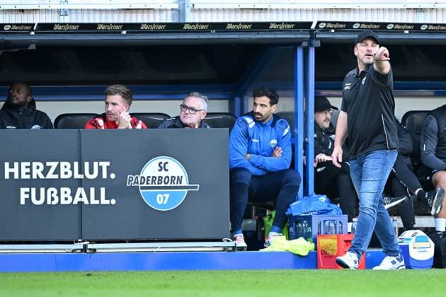 Paderborn, Home Deluxe Arena, 03.11.24, GER, Herren, 2.Bundesliga, Saison 2024-2025, SC Paderborn 07 - Eintracht Braunschweig Bild: Trainer Lukas KWASNIOK (Paderborn) Only for editorial use! DFL regulations prohibit any use of photographs as image sequences and or quasi-video. NRW Deutschland