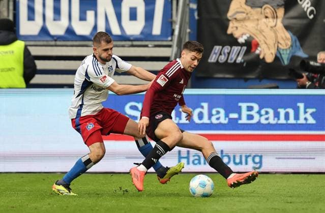 GER, 2. Liga, Hamburger SV vs. 1. FC Nuernberg 03.11.2024, Volksparkstadion, Hamburg, GER, 2. Liga, Hamburger SV vs. 1. FC Nuernberg im Bild picture shows Lukasz Poreba (Hamburger SV 06) im Zweikampf gegen Stefanos Tzimas (1.FC Nuernberg 09)