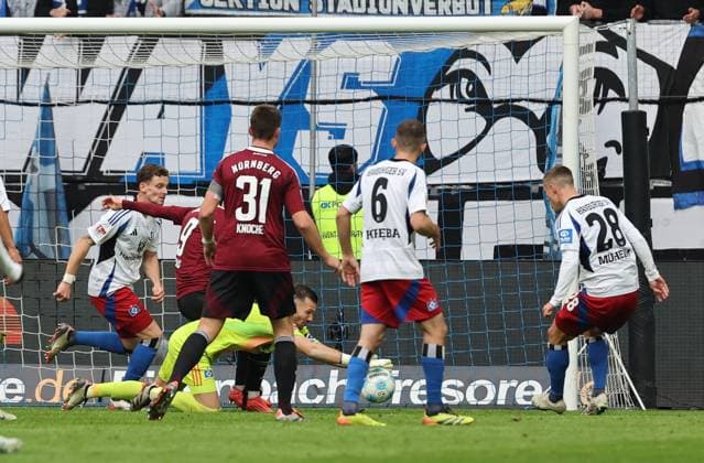 GER, 2. Liga, Hamburger SV vs. 1. FC Nuernberg 03.11.2024, Volksparkstadion, Hamburg, GER, 2. Liga, Hamburger SV vs. 1. FC Nuernberg im Bild picture shows Torwart Parade von Torwart Daniel Heuer Fernandes (Hamburger SV 01)