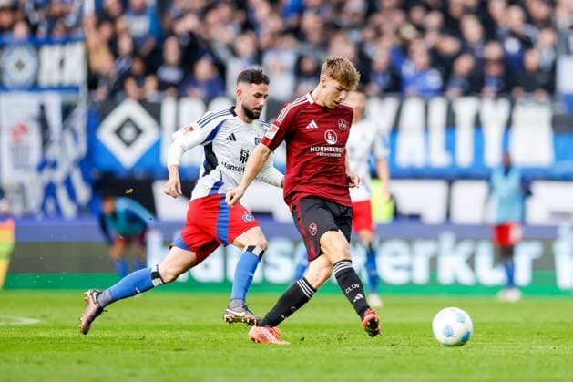 Hamburg, 3. November 2024 - Fußball, 2. Bundesliga 2024 25, Hamburger SV - 1. FC Nürnberg: Marco Richter (Hamburger SV, 20), Finn Jeltsch (1. FC Nürnberg, 4) DFL REGULATIONS PROHIBIT ANY USE OF PHOTOGRAPHS AS IMAGE SEQUENCES AND OR QUASI-VIDEO.