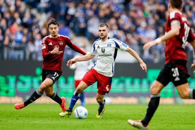 Hamburg, 3. November 2024 - Fußball, 2. Bundesliga 2024 25, Hamburger SV - 1. FC Nürnberg: Jens Castrop (1. FC Nürnberg, 17), Lukasz Poreba (Hamburger SV, 6) DFL REGULATIONS PROHIBIT ANY USE OF PHOTOGRAPHS AS IMAGE SEQUENCES AND OR QUASI-VIDEO.