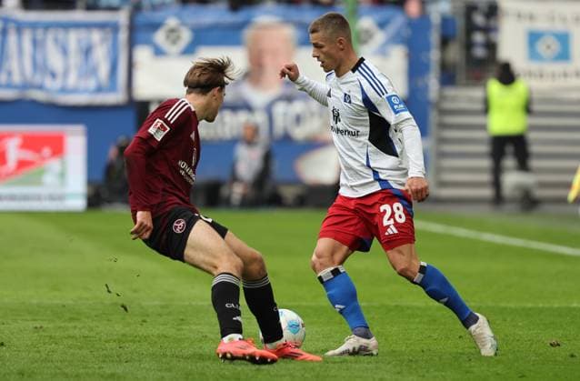 GER, 2. Liga, Hamburger SV vs. 1. FC Nuernberg 03.11.2024, Volksparkstadion, Hamburg, GER, 2. Liga, Hamburger SV vs. 1. FC Nuernberg im Bild picture shows Miro Muheim (Hamburger SV 28) umspielt Caspar Jander (1.FC Nuernberg 20)