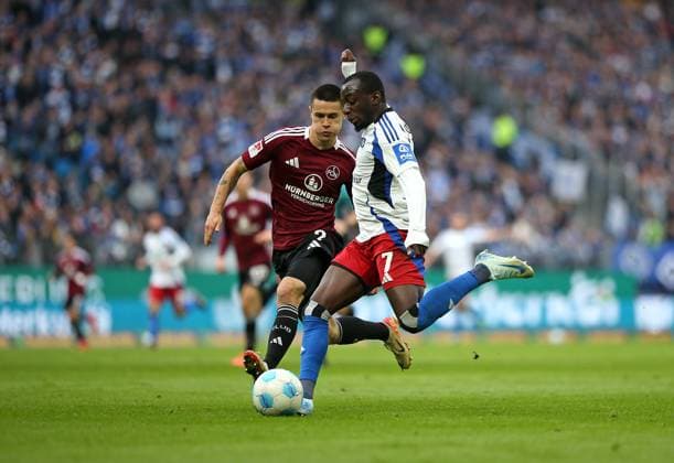 03.11.2024, Fussball 2. Bundesliga 2024 2025, 11. Spieltag, Hamburger SV - 1. FC Nürnberg , im Volksparkstadion Hamburg. (L-R) Oliver Villadsen (Nürnberg) gegen Jean-Luc Dompe (Hamburg)