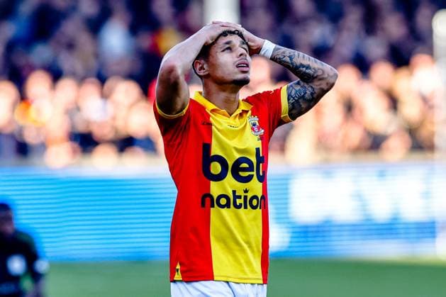 DEVENTER, 03-11-2024 , Stadium de Adelaarshorst, Dutch football, Eredivisie, season 2024 2025, during the match Go Ahead Eagles - PEC Zwolle, Go Ahead Eagles player Dean James disappointed after the 2-2 draw Go Ahead Eagles - PEC Zwolle  x26652861x Copyright:
