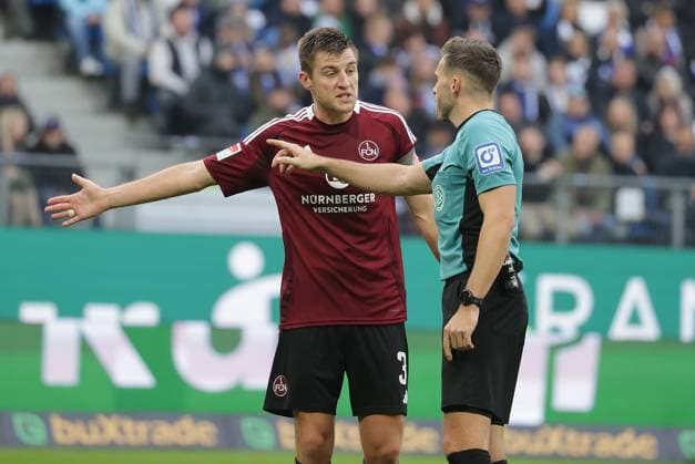 Robin Knoche (1. FC Nuernberg), Schiedsrichter Tom Bauer Fussball, Herren, Saison 2024 2025, 2.BL, Volksparkstadion, Hamburger SV gegen 1.FC Nuernberg DFL REGULATIONS PROHIBIT ANY USE OF PHOTOGRAPHS AS IMAGE SEQUENCES AND OR QUASI-VIDEO.