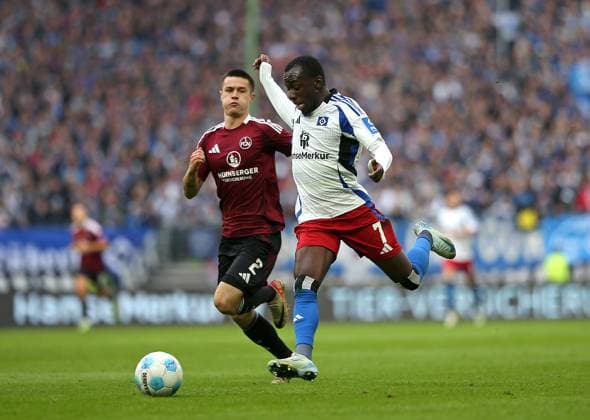 03.11.2024, Fussball 2. Bundesliga 2024 2025, 11. Spieltag, Hamburger SV - 1. FC Nürnberg , im Volksparkstadion Hamburg. (L-R) Oliver Villadsen (Nürnberg) gegen Jean-Luc Dompe (Hamburg)