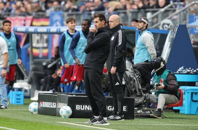 GER, 2. Liga, Hamburger SV vs. 1. FC Nuernberg 03.11.2024, Volksparkstadion, Hamburg, GER, 2. Liga, Hamburger SV vs. 1. FC Nuernberg im Bild picture shows Coachingzone Seitenlinie Trainerbereich Technische Zone. Trainer Miroslav Klose (1.FC Nuernberg)