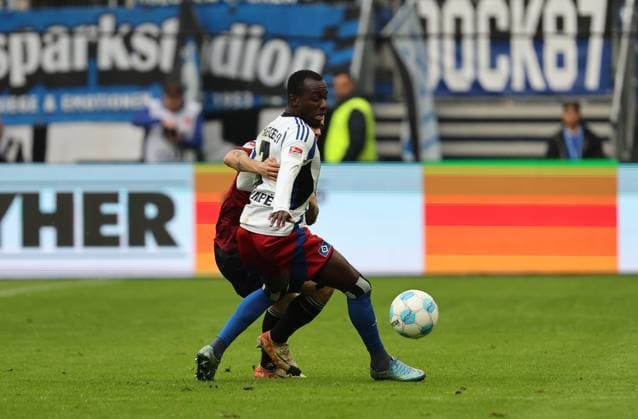 GER, 2. Liga, Hamburger SV vs. 1. FC Nuernberg 03.11.2024, Volksparkstadion, Hamburg, GER, 2. Liga, Hamburger SV vs. 1. FC Nuernberg im Bild picture shows Jean-Luc DompÃ Dompe (Hamburger SV 07) im Zweikampf gegen Stefanos Tzimas (1.FC Nuernberg 09)