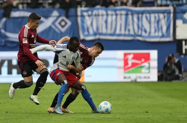 GER, 2. Liga, Hamburger SV vs. 1. FC Nuernberg 03.11.2024, Volksparkstadion, Hamburg, GER, 2. Liga, Hamburger SV vs. 1. FC Nuernberg im Bild picture shows Jean-Luc DompÃ Dompe (Hamburger SV 07) im Zweikampf gegen Stefanos Tzimas (1.FC Nuernberg 09) links Danilo Soares (1.FC Nuernberg 03)