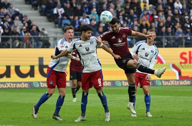 GER, 2. Liga, Hamburger SV vs. 1. FC Nuernberg 03.11.2024, Volksparkstadion, Hamburg, GER, 2. Liga, Hamburger SV vs. 1. FC Nuernberg im Bild picture shows Zweikampf Kopfball. Kopfballduell zwischen Daniel Elfadli (Hamburger SV 08) und Mahir Emreli (1.FC Nuernberg 30)