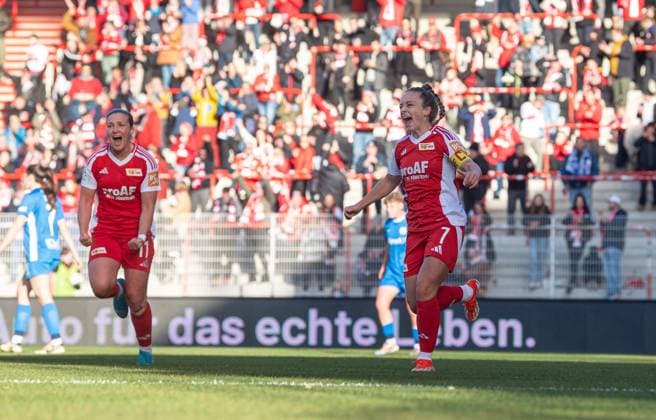 Fussball, Frauen, Saison 2024 2025, 2. Bundesliga (9. Spieltag), 1. FC Union Berlin - SV Meppen, v. l. Dina Orschmann (1. FC Union), Lisa Heiseler (1. FC Union), Jubel nach Tor zum 1:1, 03.11.2024, Copyright: xSebastianxRäppold MatthiasxKochx