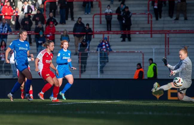 Fussball, Frauen, Saison 2024 2025, 2. Bundesliga (9. Spieltag), 1. FC Union Berlin - SV Meppen, v. l. Lisa Heiseler (1. FC Union) erzielt das Tor zum 1:1 gegen Nina Rolfes (SV Meppen), Lena Göppel (SV Meppen) und Torhüterin Thea Farwick (SV Meppen), 03.11.2024, Copyright: xSebastianxRäppold MatthiasxKochx