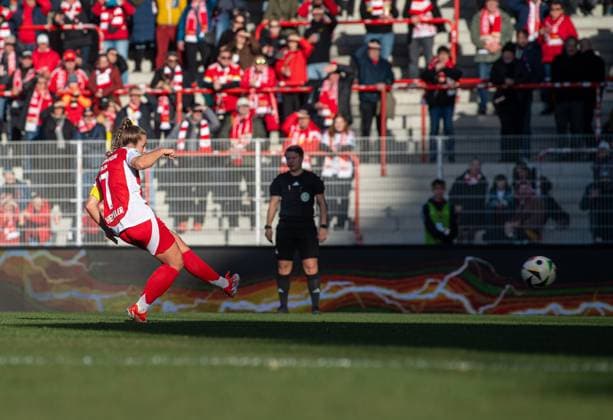 Fussball, Frauen, Saison 2024 2025, 2. Bundesliga (9. Spieltag), 1. FC Union Berlin - SV Meppen, Lisa Heiseler (1. FC Union) scheitert mit einem Foulelfmeter an Torhüterin Thea Farwick (SV Meppen), 03.11.2024, Copyright: xSebastianxRäppold MatthiasxKochx