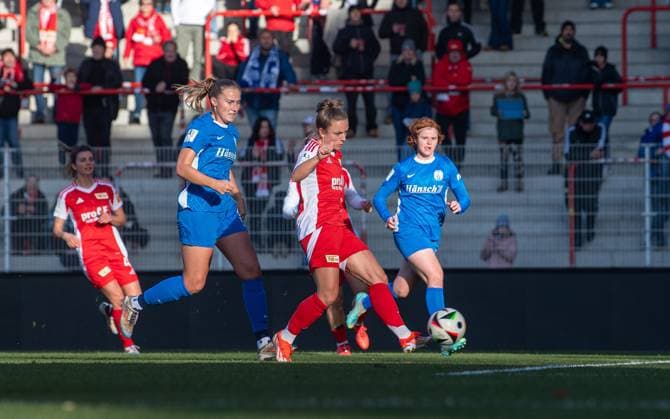 Fussball, Frauen, Saison 2024 2025, 2. Bundesliga (9. Spieltag), 1. FC Union Berlin - SV Meppen, v. l. Lisa Heiseler (1. FC Union) erzielt das Tor zum 1:1 gegen Nina Rolfes (SV Meppen), 03.11.2024, Copyright: xSebastianxRäppold MatthiasxKochx