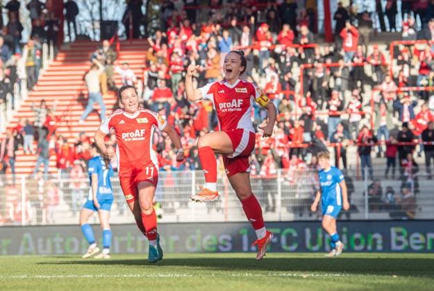 Fussball, Frauen, Saison 2024 2025, 2. Bundesliga (9. Spieltag), 1. FC Union Berlin - SV Meppen, v. l. Dina Orschmann (1. FC Union), Lisa Heiseler (1. FC Union), Jubel nach Tor zum 1:1, 03.11.2024, Copyright: xSebastianxRäppold MatthiasxKochx