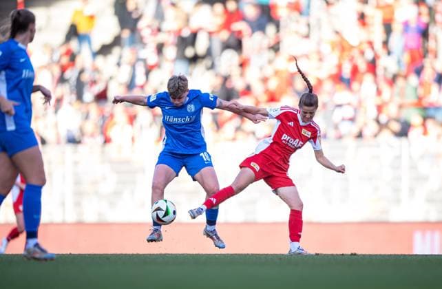 Fussball, Frauen, Saison 2024 2025, 2. Bundesliga (9. Spieltag), 1. FC Union Berlin - SV Meppen, v. l. Lea Mauly (SV Meppen), Celine Frank (1. FC Union), 03.11.2024, Copyright: xSebastianxRäppold MatthiasxKochx