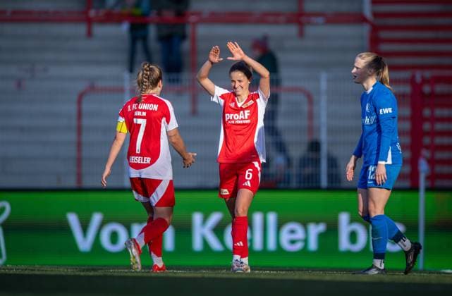Fussball, Frauen, Saison 2024 2025, 2. Bundesliga (9. Spieltag), 1. FC Union Berlin - SV Meppen, v. l. Lisa Heiseler (1. FC Union), Celine Frank (1. FC Union), Jubel nach Tor zum 2:1, 03.11.2024, Copyright: xSebastianxRäppold MatthiasxKochx