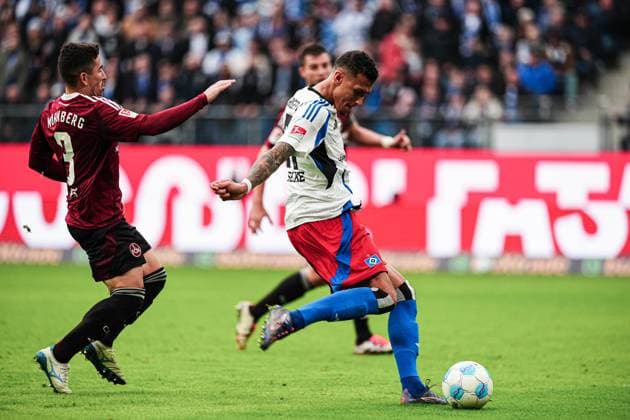 Torschuss Torchance Davie Selke (Hamburger SV, 27) GER, Hamburger SV vs. 1. FC Nuernberg, Fussball, 2. Bundesliga, Spieltag 11, Saison 2024 2025, 03.11.2024 DFL REGULATIONS PROHIBIT ANY USE OF PHOTOGRAPHS AS IMAGE SEQUENCES AND OR QUASI-VIDEO GER, Hamburger SV vs. 1. FC Nuernberg, Fussball, 2. Bundesliga, Spieltag 11, Saison 2024 2025, 03.11.2024 Hamburg