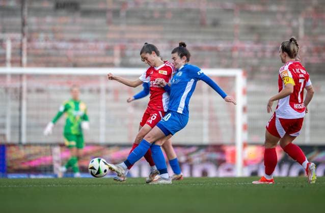 Fussball, Frauen, Saison 2024 2025, 2. Bundesliga (9. Spieltag), 1. FC Union Berlin - SV Meppen, v. l. Celine Frank (1. FC Union), Nina Kossen (SV Meppen), Lisa Heiseler (1. FC Union), 03.11.2024, Copyright: xSebastianxRäppold MatthiasxKochx