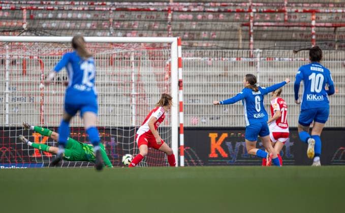 Fussball, Frauen, Saison 2024 2025, 2. Bundesliga (9. Spieltag), 1. FC Union Berlin - SV Meppen, Laura Bröring (6, SV Meppen) erzielt das Tor zum 0:1 gegen Torhüterin Cara Bösl (1. FC Union) und Marie Becker (1. FC Union), 03.11.2024, Copyright: xSebastianxRäppold MatthiasxKochx