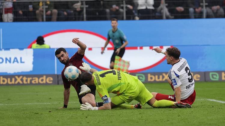 Daniel Heuer Fernandes (HSV) rettet gegen Mahir Emreli (1. FC Nuernberg) Fussball, Herren, Saison 2024 2025, 2.BL, Volksparkstadion, Hamburger SV gegen 1.FC Nuernberg DFL REGULATIONS PROHIBIT ANY USE OF PHOTOGRAPHS AS IMAGE SEQUENCES AND OR QUASI-VIDEO.