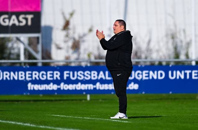 Teamchef Amin Jungkeit (SC Freiburg II) gestikuliert, 2. Frauen-Bundesliga, 1. FC Nuernberg vs SC Freiburg II, Sportpark Valznerweiher am 03. November 2024 in Nuernberg, Deutschland. (Foto von Silas Schueller DeFodi Images) Teamchef Amin Jungkeit (SC Freiburg II) gestures, 2. Frauen-Bundesliga, 1. FC Nuernberg vs SC Freiburg II, Sportpark Valznerweiher on November 3, 2024 in Nuremberg, Germany. (Photo by Silas Schueller DeFodi Images) not used in POL SRB CRO FRA GBR NED ITA USA Defodi-121_121_FCNSCF_20241103_160