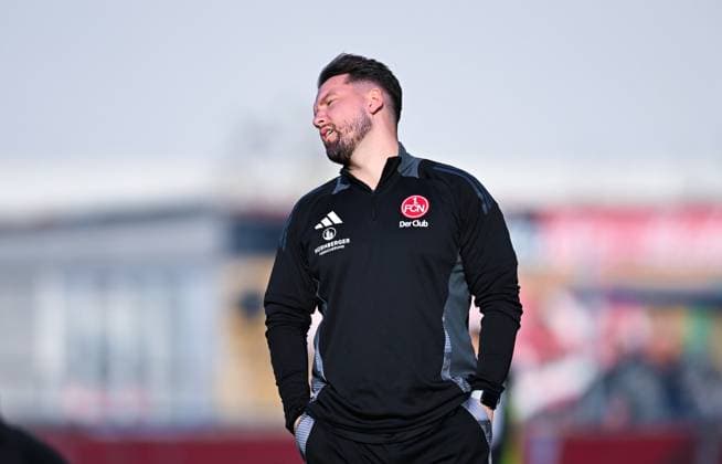 Trainer Thomas Oostendorp (1. FC Nuernberg) wirkt genervt, 2. Frauen-Bundesliga, 1. FC Nuernberg vs SC Freiburg II, Sportpark Valznerweiher am 03. November 2024 in Nuernberg, Deutschland. (Foto von Silas Schueller DeFodi Images) Trainer Thomas Oostendorp (1. FC Nuernberg) looks frustrated, 2. Frauen-Bundesliga, 1. FC Nuernberg vs SC Freiburg II, Sportpark Valznerweiher on November 3, 2024 in Nuremberg, Germany. (Photo by Silas Schueller DeFodi Images) not used in POL SRB CRO FRA GBR NED ITA USA Defodi-121_121_FCNSCF_20241103_168