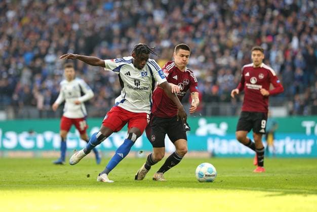 03.11.2024, Fussball 2. Bundesliga 2024 2025, 11. Spieltag, Hamburger SV - 1. FC Nürnberg , im Volksparkstadion Hamburg. (L-R) Fabio Balde (Hamburg) gegen Oliver Villadsen (Nürnberg)