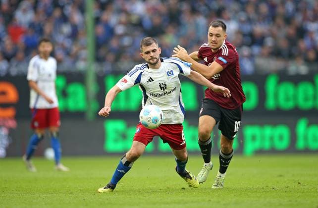03.11.2024, Fussball 2. Bundesliga 2024 2025, 11. Spieltag, Hamburger SV - 1. FC Nürnberg , im Volksparkstadion Hamburg. (L-R) Lukasz Poreba (Hamburg) gegen Julian Justvan (Nürnberg)