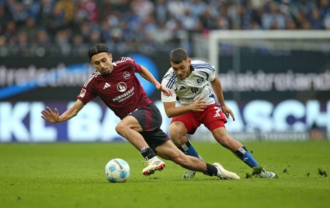 03.11.2024, Fussball 2. Bundesliga 2024 2025, 11. Spieltag, Hamburger SV - 1. FC Nürnberg , im Volksparkstadion Hamburg. (L-R) Berkay Yilmaz (Nürnberg) gegen William Mikelbrencis (Hamburg)
